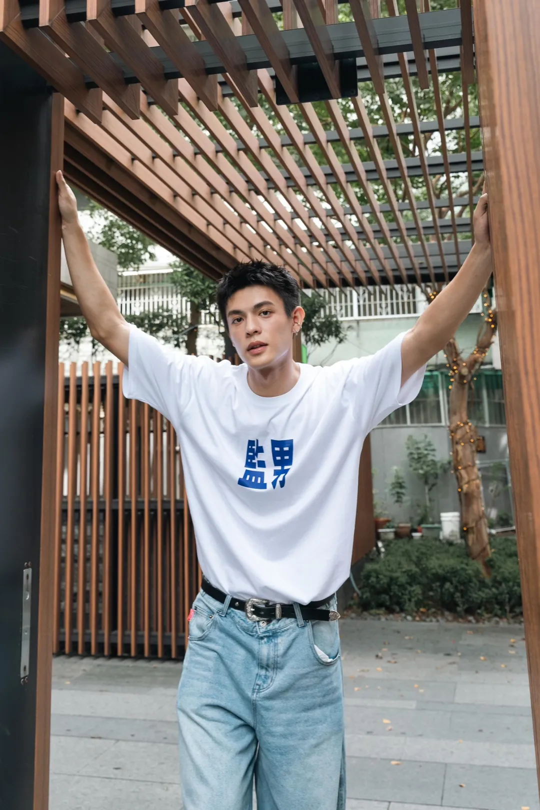 邱以太在片中飾演一名年輕爸爸,和陳澤耀、張軒睿同為菜鳥管理員。(圖/愛奇藝國際版、壹壹影業 提供)
