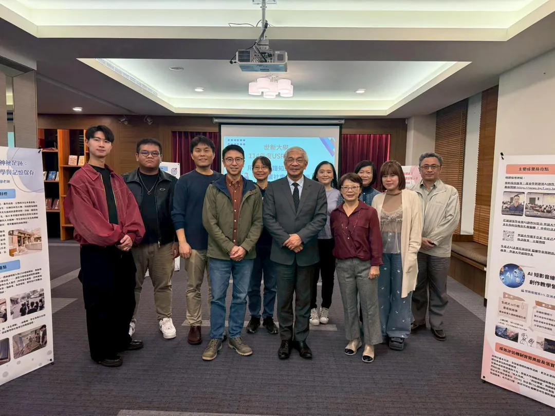 世新大學校長陳清河參觀USR成果展，被各系師生跨域合作能量感動