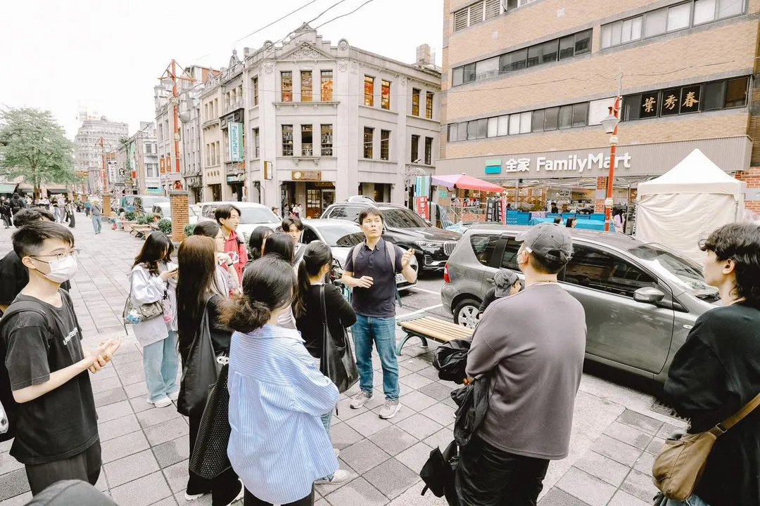 世新觀光系師生以旅遊文學走讀大稻埕，展現地方歷史魅力