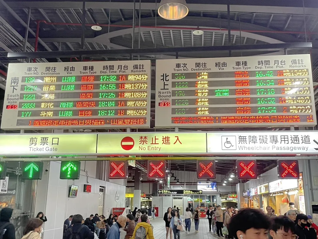 目前電車線故障狀況仍未排除，南下及北上列車均嚴重誤點，現場人流塞爆桃園車站。（圖/記者苗斯堯攝）