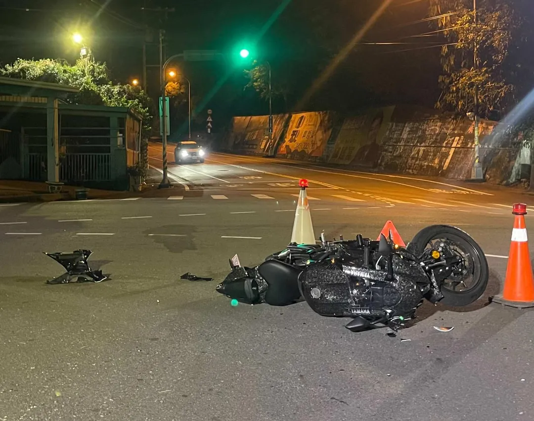 彰化縣芬園鄉大彰路與員草路口今（6）日晚間7點10分左右發生重機與超跑碰撞事故，25歲曾姓騎士遭撞飛倒地，全身多處擦挫傷、左手骨折。（圖/警方提供，下同）