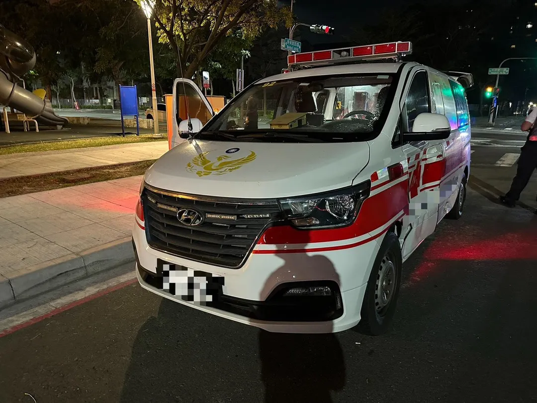 被撞的救護車。（圖／中天新聞）