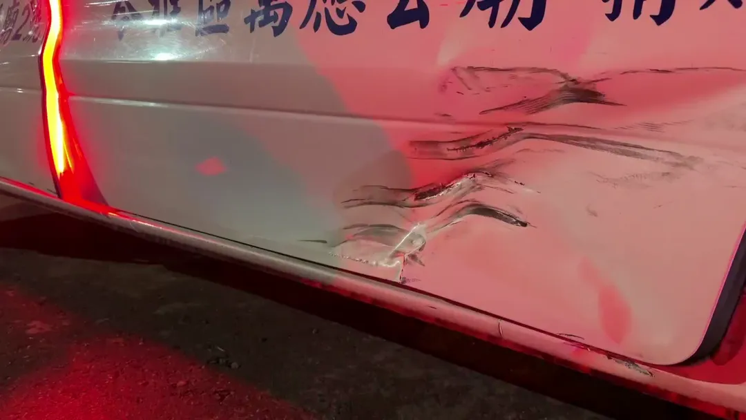 救護車的車損。（圖／中天新聞）