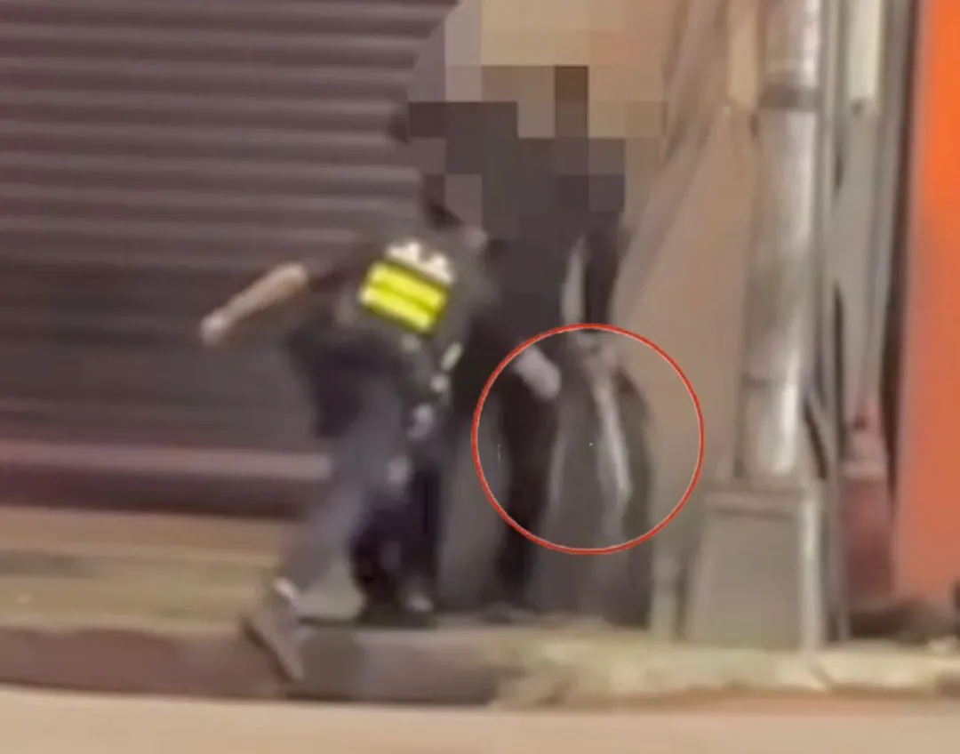 員警持甩棍要把男子手上的武士刀打落。（圖／翻攝linxiixv的Threads）