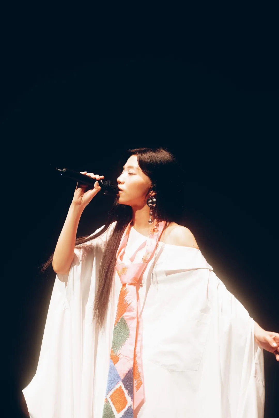 洪佩瑜催淚翻唱江蕙經典歌曲〈落雨聲〉。（圖／KKLIVE x何樂音樂 提供）