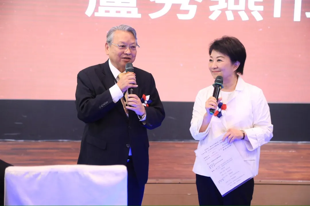 市長盧秀燕(右)、前副市長令狐榮達。(圖/台中市政府提供)