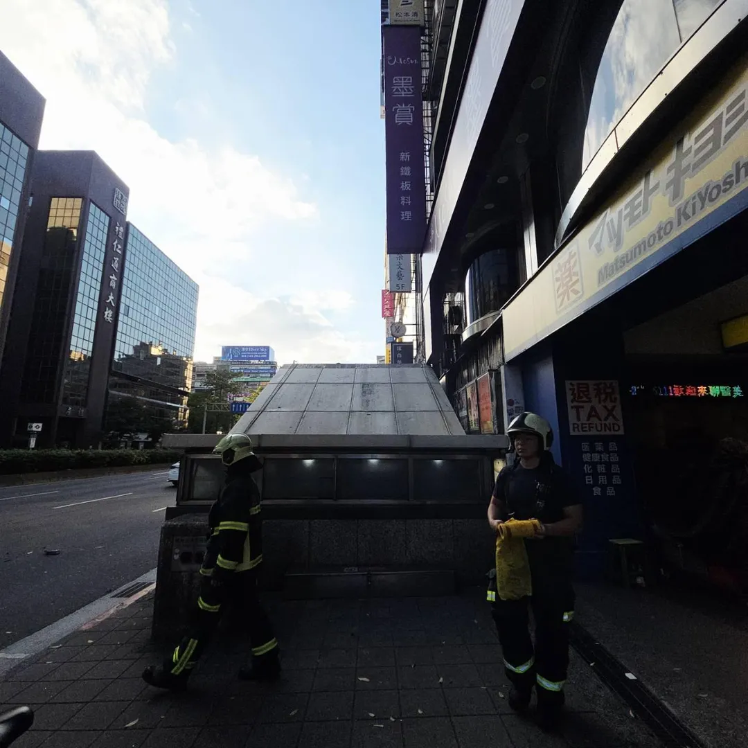 忠孝東路四段建物石塊墜落，幸無人傷亡。（圖／中天新聞，下同）