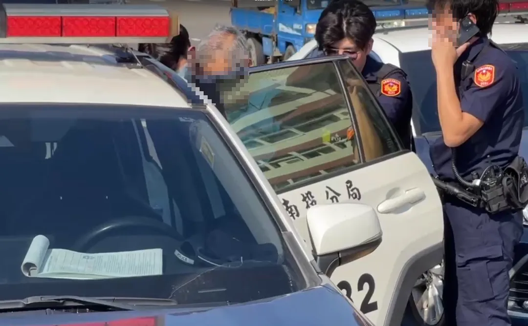 員警現已將老翁帶回，目前警方正積極調查此案的詳細肇事原因與完整事發經過，釐清案件真相。（圖/翻攝畫面）