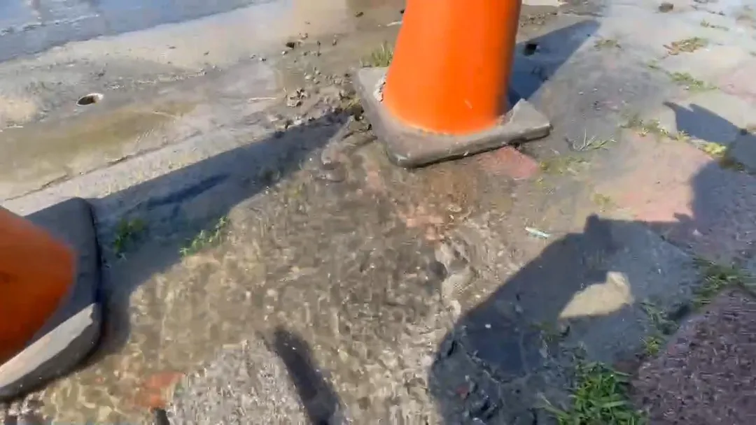 高雄鳥松區有居民爆料,中正路下方有一條自來水管嚴重破損,導致水像湧泉般噴上路面,這情況竟然已經持續三年!(圖/翻攝畫面)