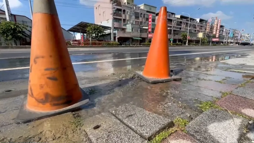 高雄鳥松區有居民爆料,中正路下方有一條自來水管嚴重破損,導致水像湧泉般噴上路面,這情況竟然已經持續三年!(圖/翻攝畫面)