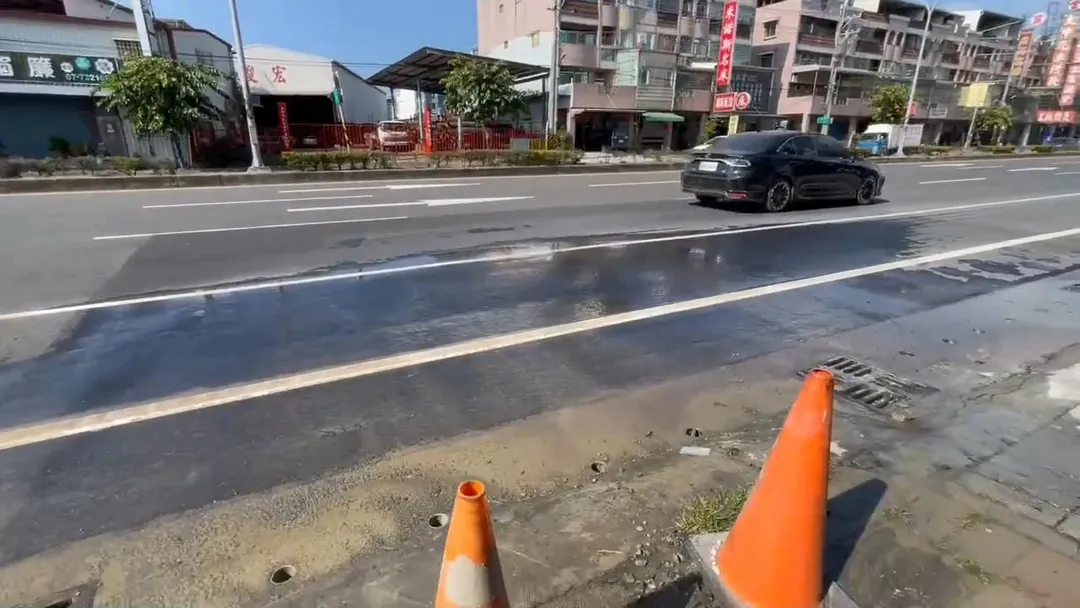 高雄鳥松區有居民爆料,中正路下方有一條自來水管嚴重破損,導致水像湧泉般噴上路面,這情況竟然已經持續三年!(圖/翻攝畫面)