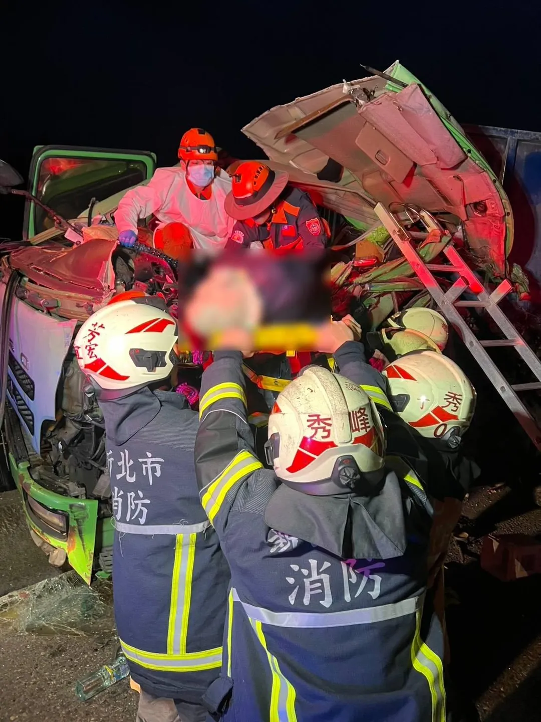 大貨車司機當場慘死車內，消防人員破壞車體救出。（圖／翻攝畫面）