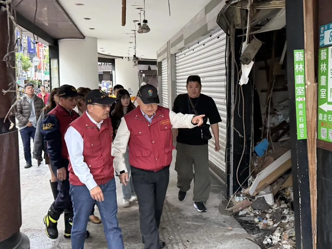 新北市長侯友宜視察氣爆現場。（圖／新北市府提供）