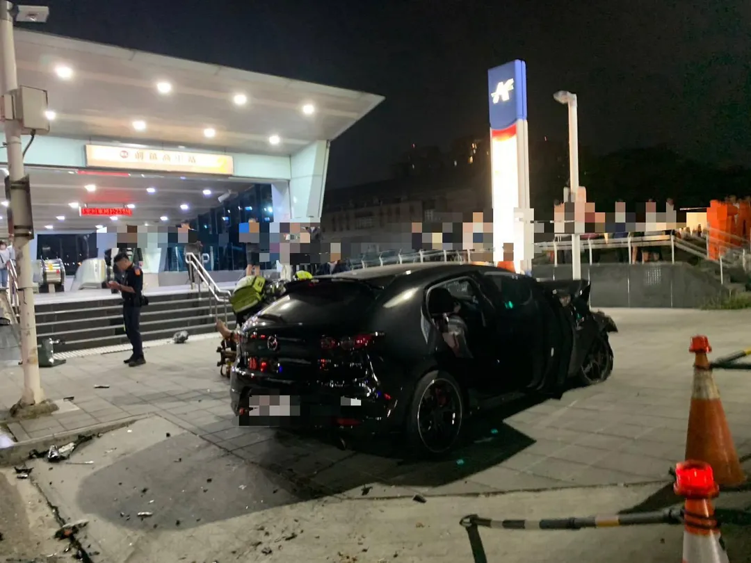 葉男黑車開上了捷運前鎮高中站的入口前人行道。（圖／中天新聞）