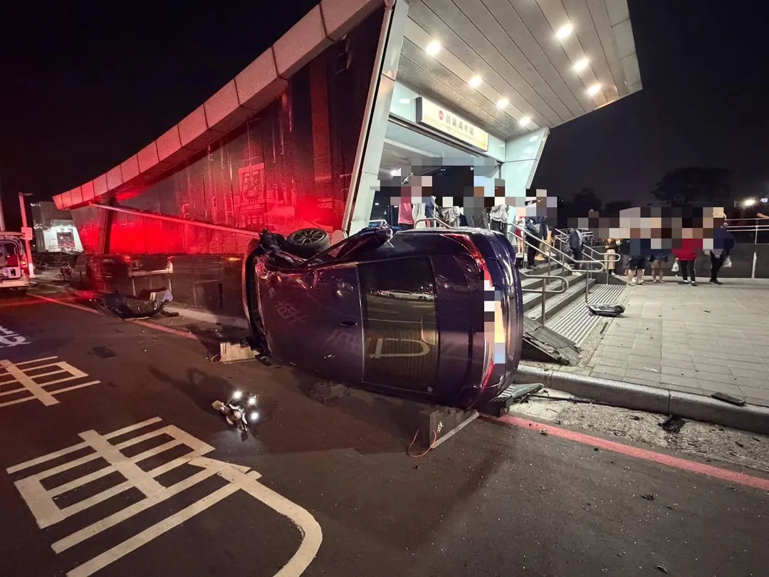 劉男的車被撞到側翻貼著前鎮高中捷運站站體。（圖／中天新聞）