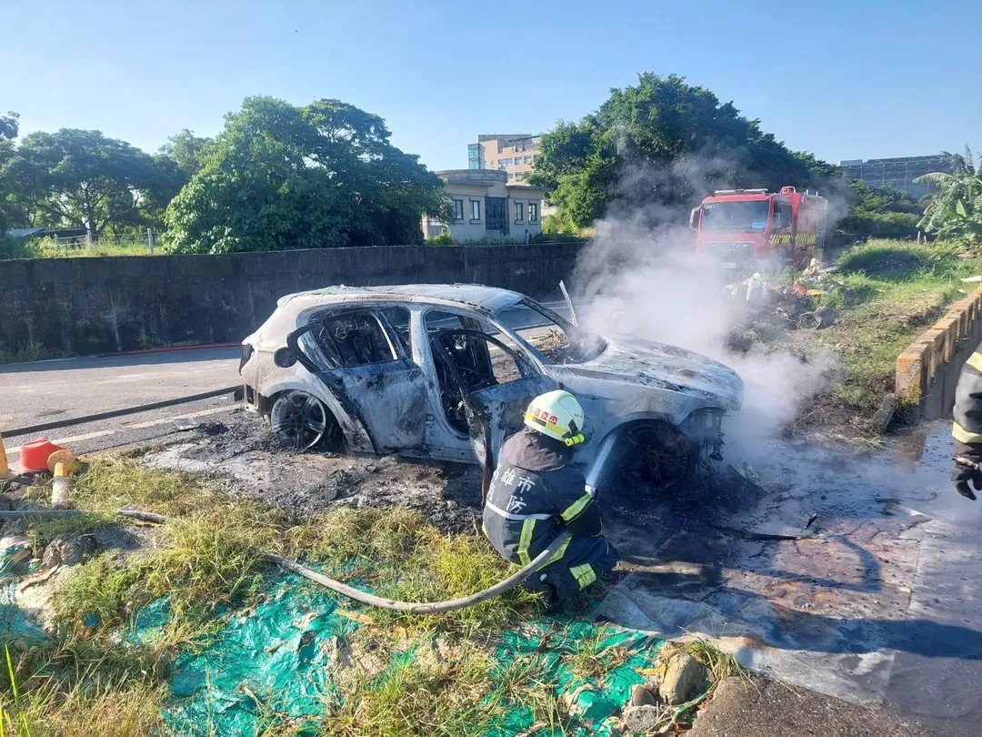 犯案車輛遭焚燒滅證。（圖／翻攝畫面）