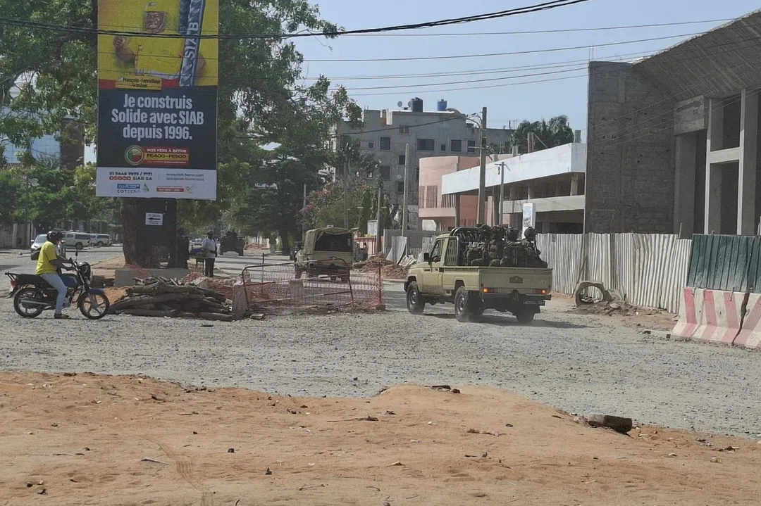西非國家貝南發生政變未遂,圖為12月6日士兵在最大城市科托努(Cotonou)乘坐軍車行進。(圖/美聯社)