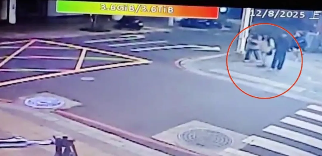 爆炸前一刻，這位女路人還跟朋友有說有笑。（圖／翻攝畫面）
