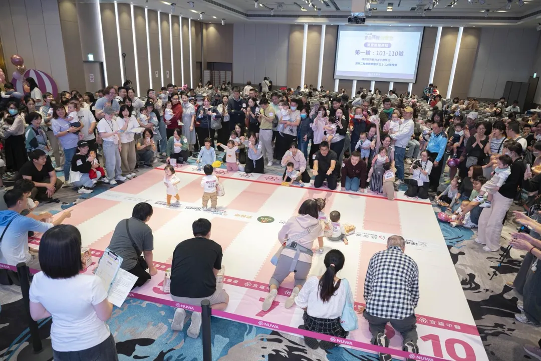 宜蘊醫療於7日舉辦「寶寶回娘家」活動，吸引超過200名試管寶寶與家庭共襄盛舉，還舉辦爬行比賽。（圖／宜蘊醫療）