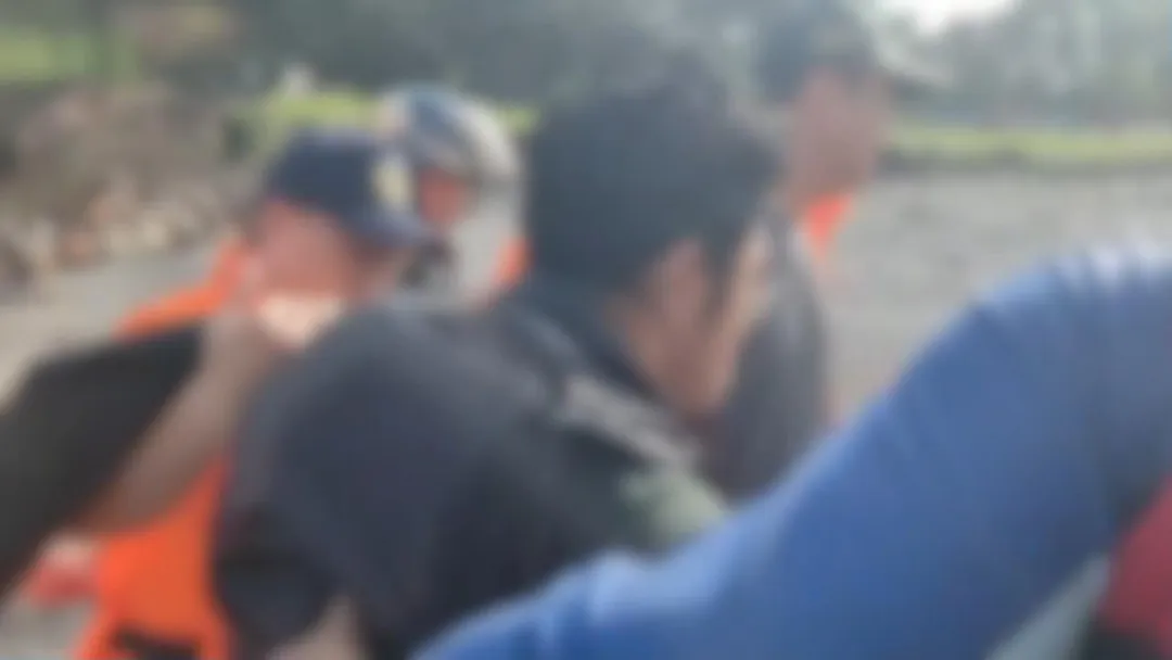男子趁好天氣出海划SUP觀賞風景，疑似因風速過強受困海上，所幸最後獲救。（圖／翻攝畫面）