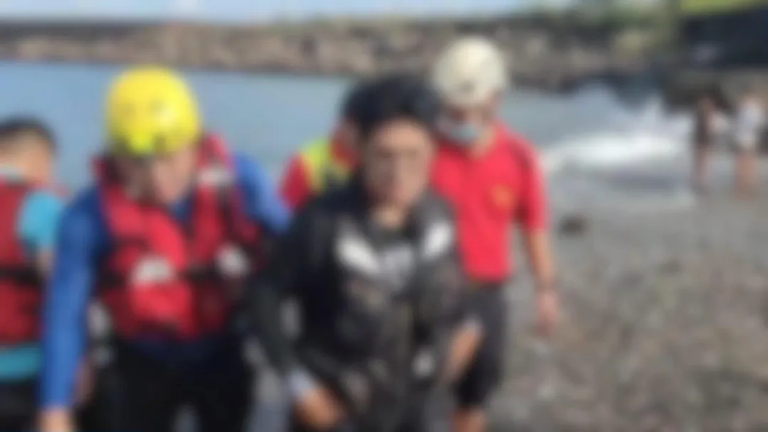 男子趁好天氣出海划SUP觀賞風景，疑似因風速過強受困海上，所幸最後獲救。（圖／翻攝畫面）