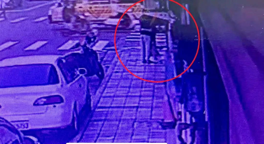 槍手犯案前與妻子相擁道別。（圖／翻攝畫面）