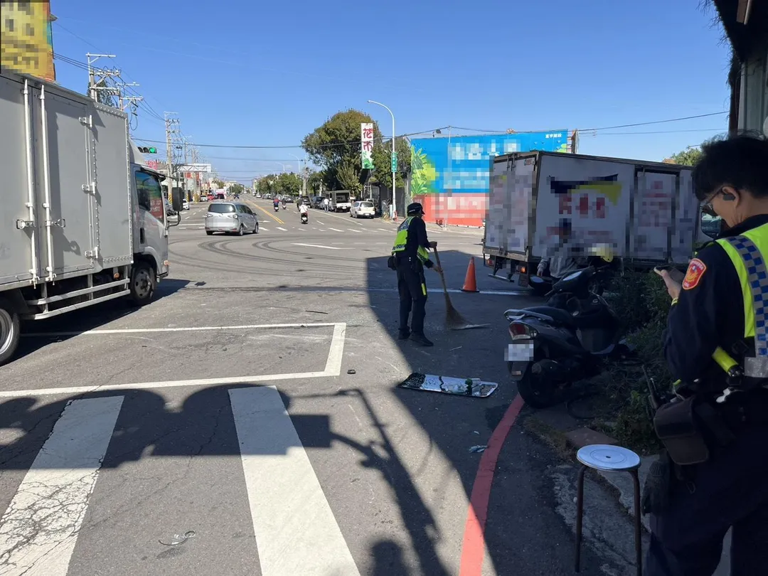 台中市南屯區一輛民間救護車在執勤途中遭到小貨車側面撞擊,導致救護車當場側翻,車內的2名醫護人員和一名正在等紅燈的騎士受傷。(圖/翻攝畫面)