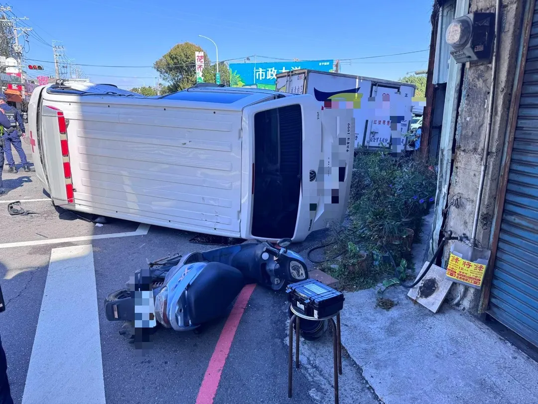 台中市南屯區一輛民間救護車在執勤途中遭到小貨車側面撞擊,導致救護車當場側翻,車內的2名醫護人員和一名正在等紅燈的騎士受傷。(圖/翻攝畫面)