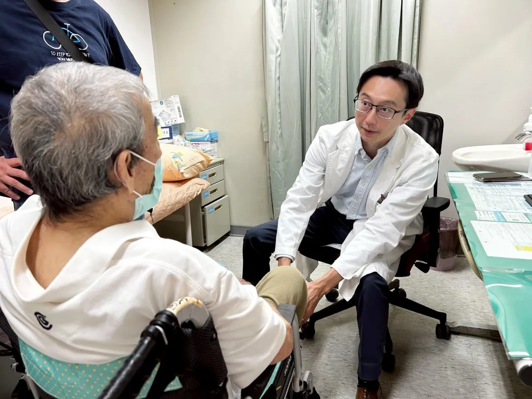 洪舜奕醫師指出,髖部骨折是老年人跌倒後最常見、但也最容易被忽略的傷害之一。(圖/澄清醫院)