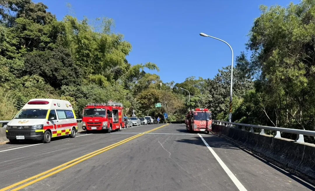警消人員封路搜山。（圖／翻攝畫面）
