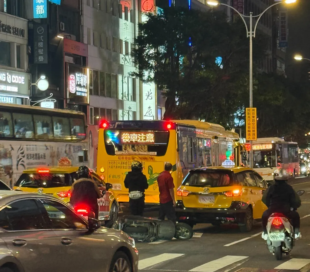 車禍現場一度因事故出現擁擠狀況。（圖／記者鄭緯浩攝）