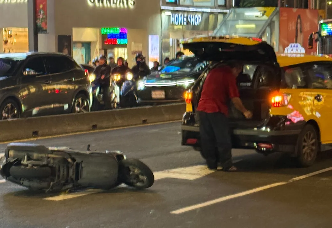台北市中山區南京西路一帶8日晚間驚傳車禍，現場1輛機車倒在路中間。（圖／記者鄭緯浩攝）
