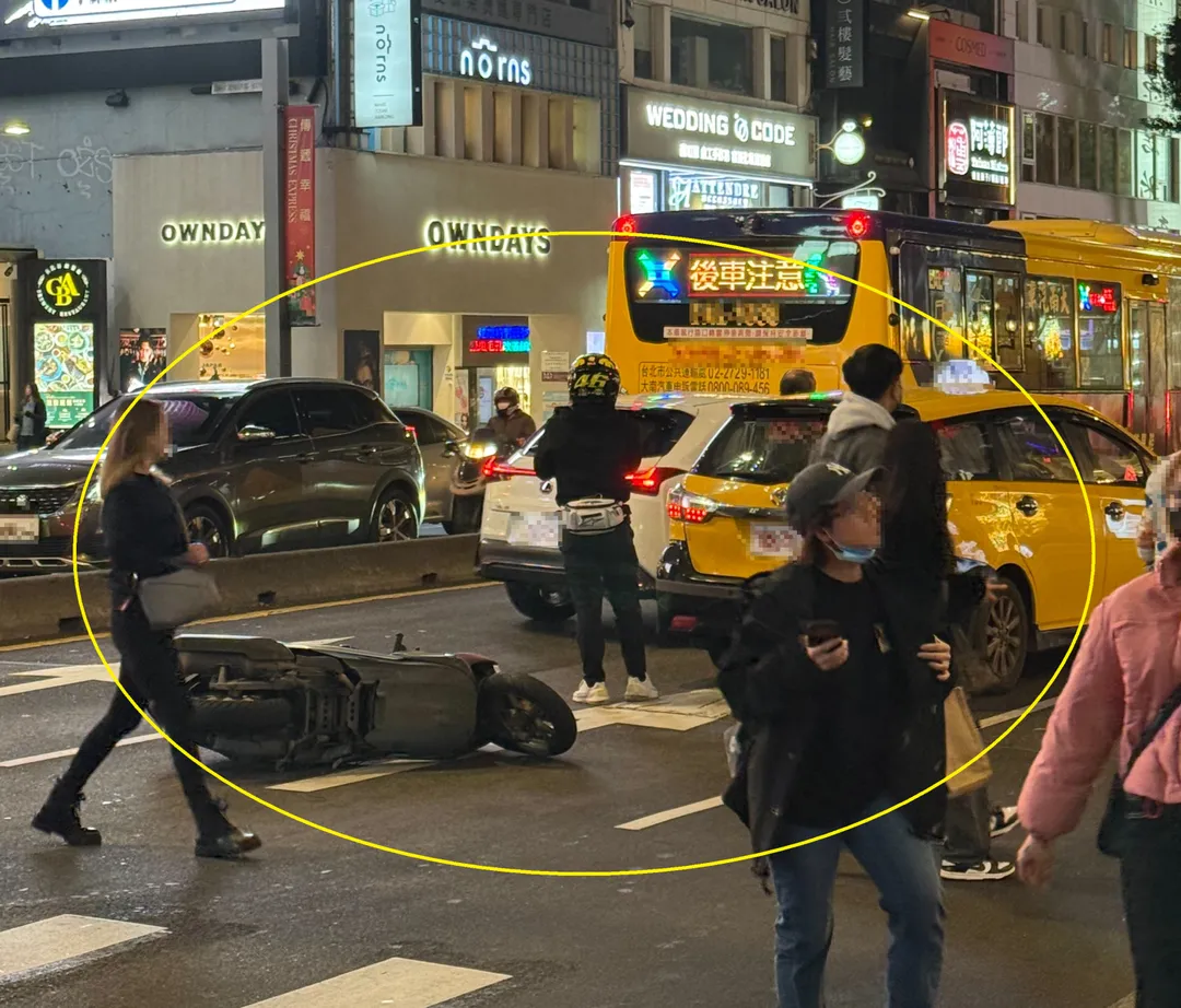 事發當下正值下班交通顛峰時段，周圍車潮和人流相當多。（圖／記者鄭緯浩攝）