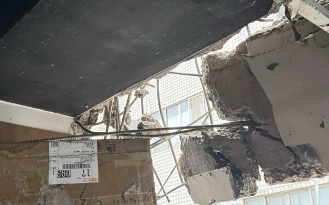 氣爆強大威力牆壁都被炸出大洞鋼筋外露。（圖／翻攝畫面）