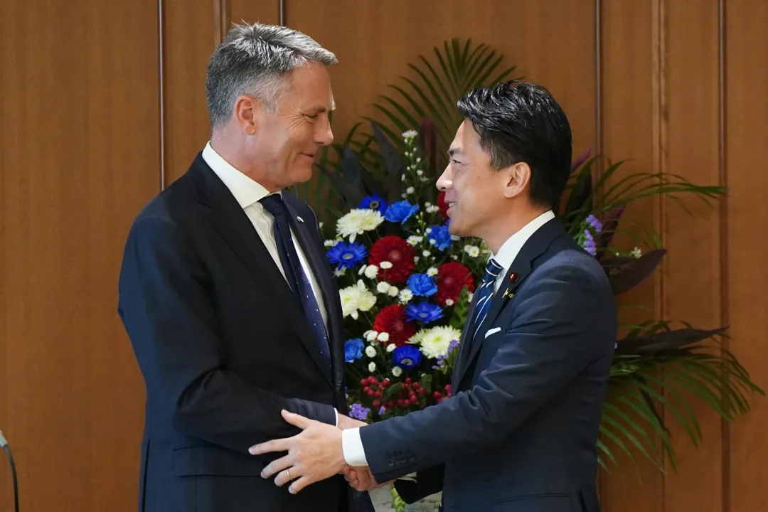 澳洲防長馬勒斯在東京與日防衛大臣小泉進次郎會晤。（圖／美聯社）