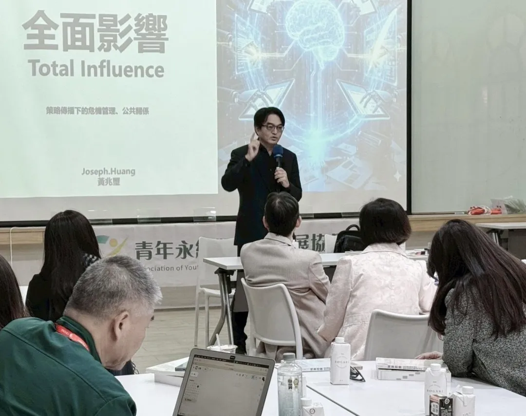 黃兆璽指出，從傳統媒體時代擔任記者，到演算法時代從事公關與危機處理工作，體會策略傳播的影響力早已不只是行銷一個面向。（圖／青年永續領導力發展協會）