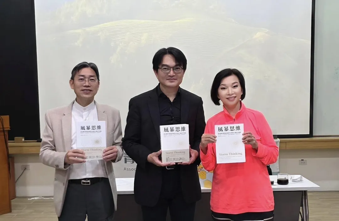 《風暴思維》黃兆璽（中）以危機管理、全面影響為題進行演講，周學鏵理事長（左）、台中校友會長邱于珊（右）肯定「善意框架」是化解傳播危機的重要關鍵。（圖／青年永續領導力發展協會）