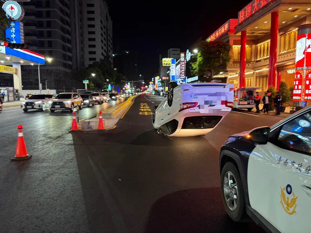 台南市北區西門路與和緯路口8日發生一起自撞翻車事故。（圖／中天新聞）