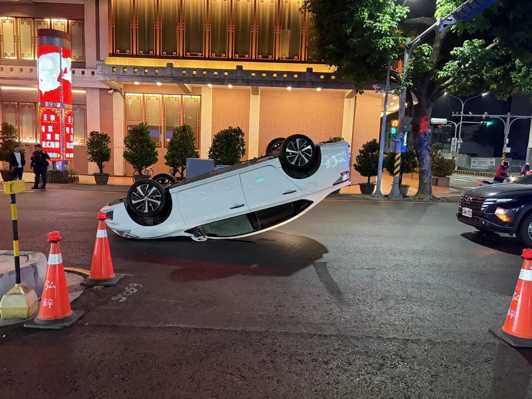台南市北區西門路與和緯路口8日發生一起自撞翻車事故。（圖／中天新聞）
