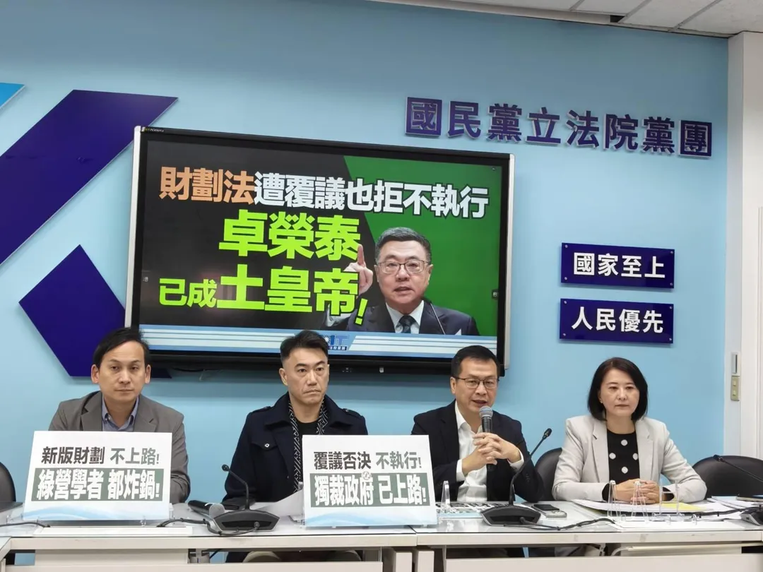 國民黨團書記長羅智強(右二)、首席副書記長林沛祥(左二)、副書記長王鴻薇(右一)、立委葉元(左一)。(國民黨團提供)