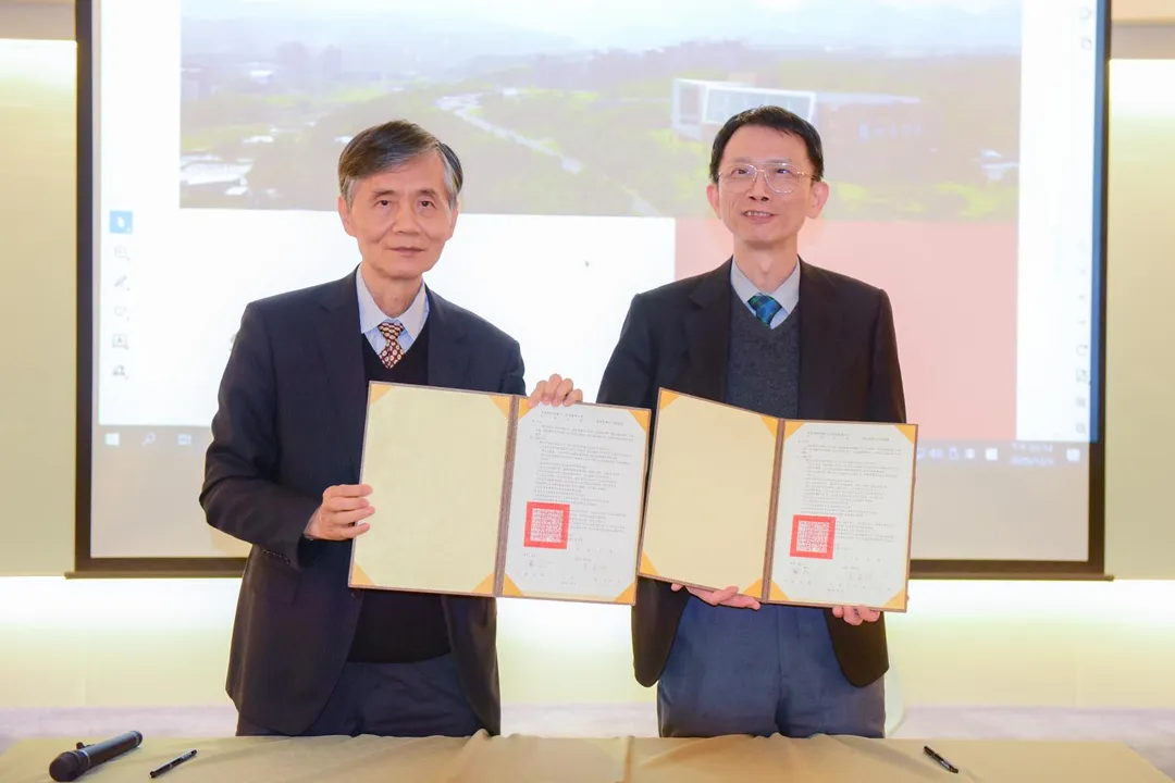 馬偕醫大攜手中原大學簽合作備忘錄。圖為中原大學校長李英明(左)與馬偕醫大校長葉宏一。(圖/馬偕醫大提供)