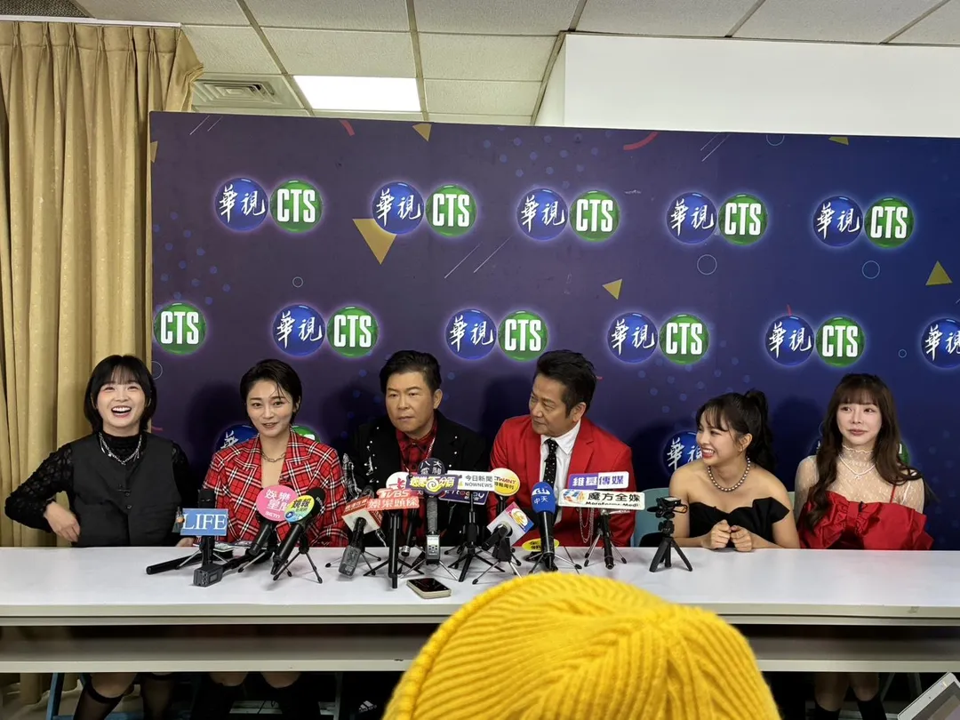籃籃(左起)、張文綺、曾國城、徐乃麟、徐凱希、巫苡萱9日出席《天才衝衝衝》1千集錄影。(圖/記者郭竹倩 攝)
