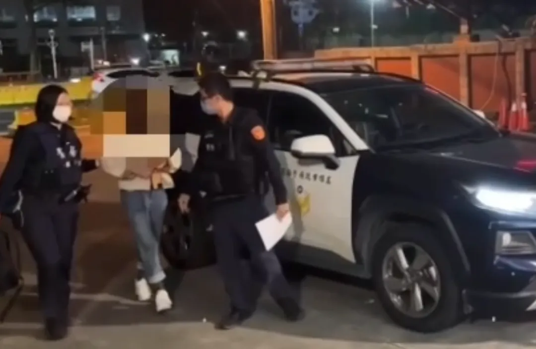 仁武分局接獲藝人經紀團隊通報，指一名女粉絲揚言前往會場滋事，警方到場維護秩序並當場逮捕該名違反保護令的女子。（圖/警方提供）