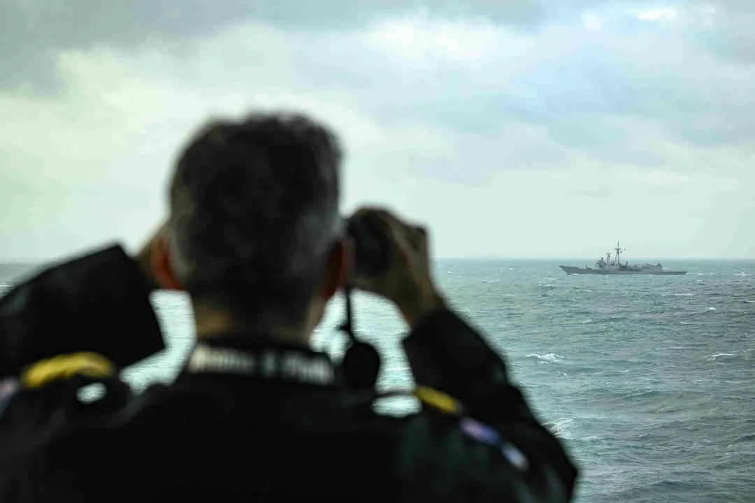 奧特亞羅瓦號艦上官兵瞭望我國的成功號巡防艦。(圖/截自紐西蘭國防軍臉書)
