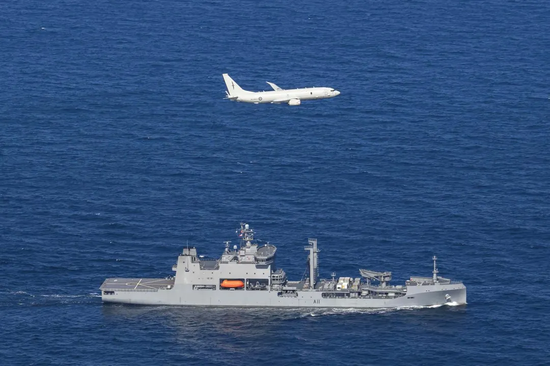 紐西蘭軍方的奧特亞羅瓦號補給艦及P-8A巡邏機。(圖/截自紐西蘭國防軍臉書)