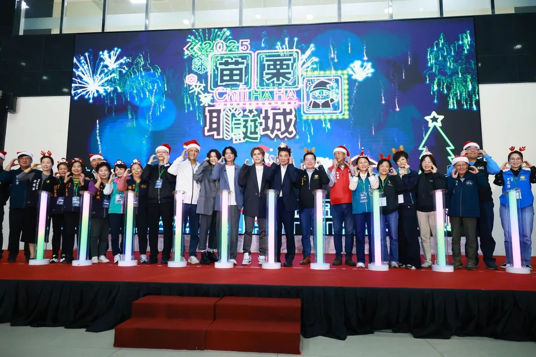 苗栗縣長鍾東錦與苗栗縣政府同仁及李吳兄弟合影。（圖／中天電視提供）