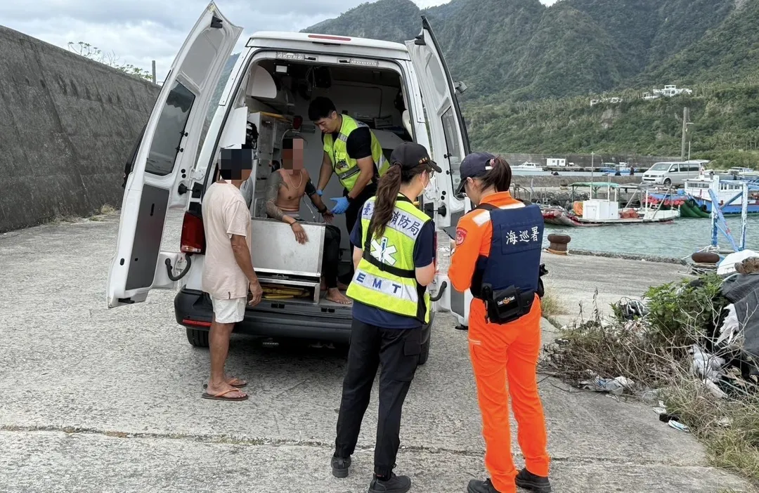 衝浪客經救護人員檢查確認未受傷。（圖／翻攝畫面）