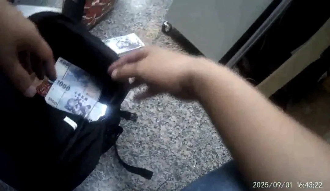 警方查扣大量現金贓款。（圖／翻攝畫面）
