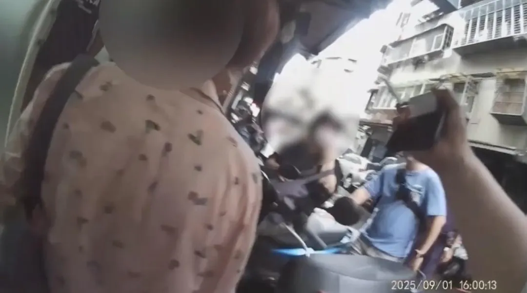 警方實體店面門口攔阻詐欺被害人。（圖／翻攝畫面）
