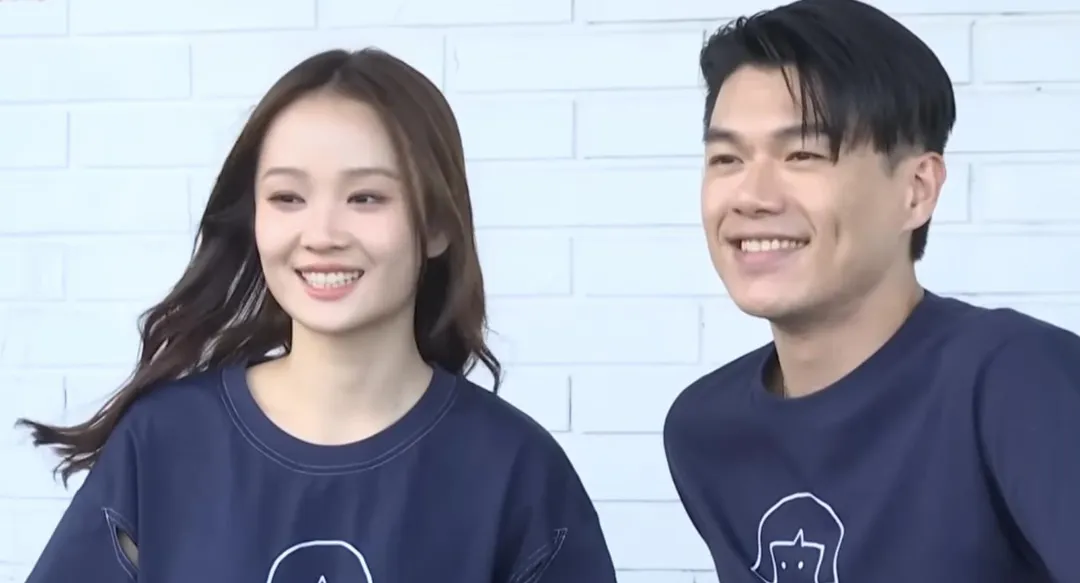 柯煒林（右）大讚方郁婷（左）純真的眼神，把他拉回當初當演員的模樣。（圖／記者 楊進明 攝）